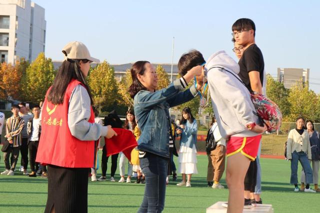 助力蓝天，女足比赛焦点让人目不转睛