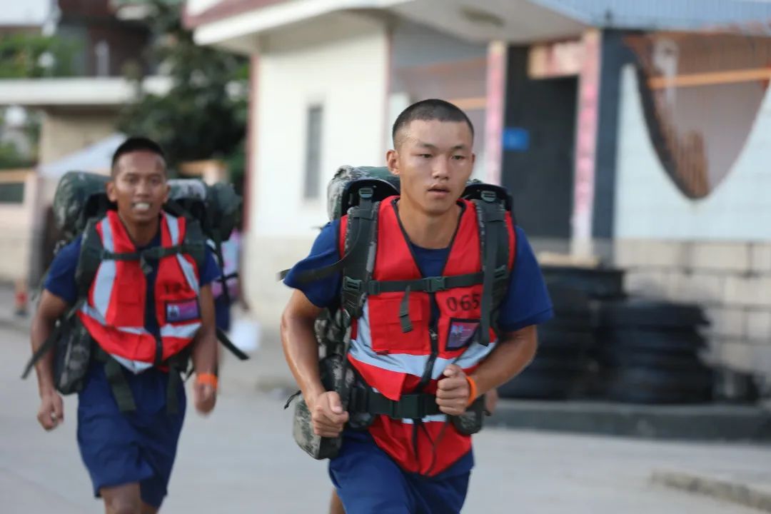 深情告白球场，球员们忘我拼搏争夺荣誉