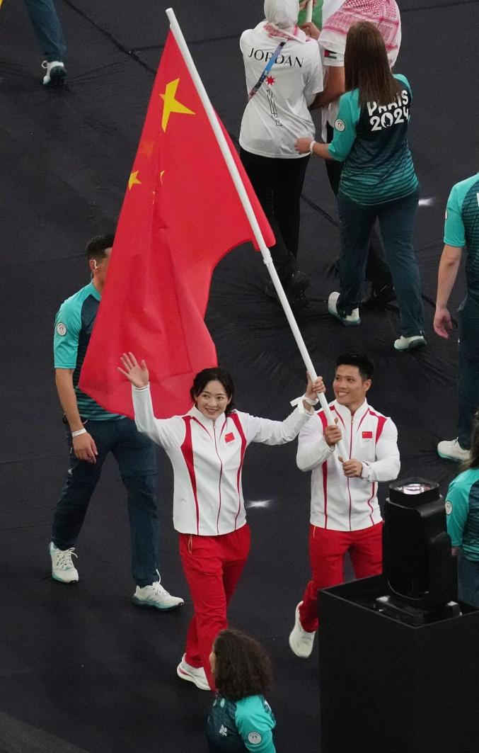 激情澎湃：奥运项目上各国代表团精神焕发